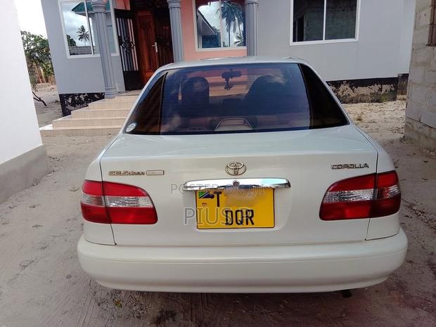 Toyota Corolla 2000 White