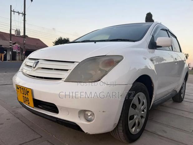 Toyota IST 2004 Off white