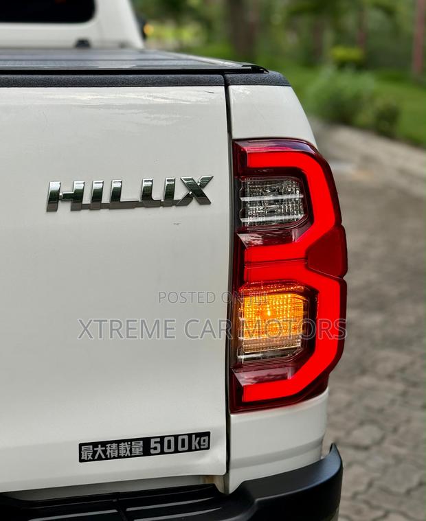 Toyota Hilux 2022 White