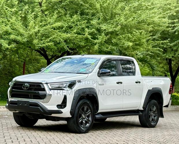 Toyota Hilux 2022 White