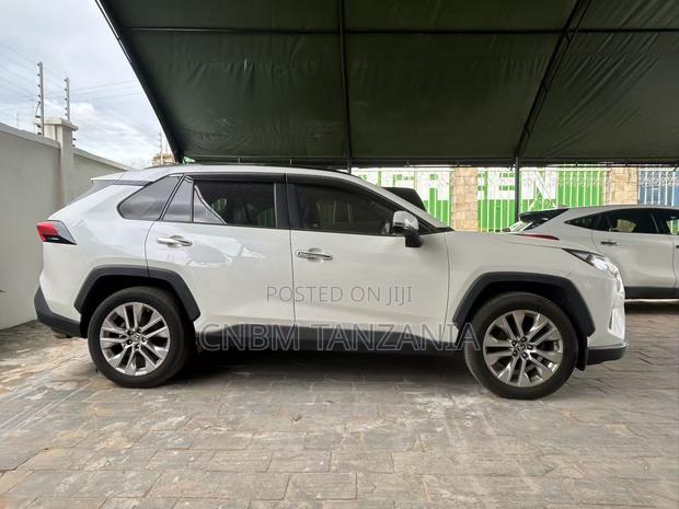 Toyota RAV4 2021 White