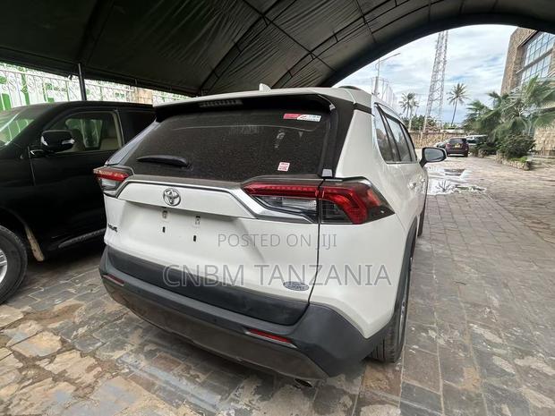 Toyota RAV4 2021 White
