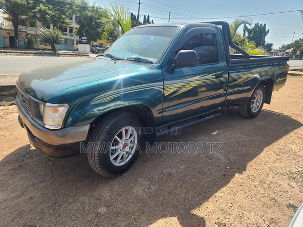 Toyota Hilux 2002 Green