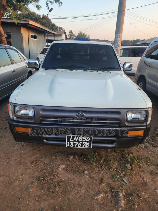 Toyota Hilux 2.5 Cab 2005 White