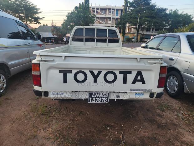 Toyota Hilux 2.5 Cab 2005 White