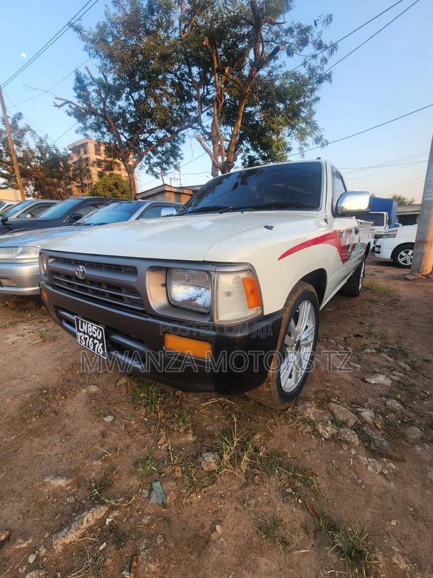 Toyota Hilux 2.5 Cab 2005 White