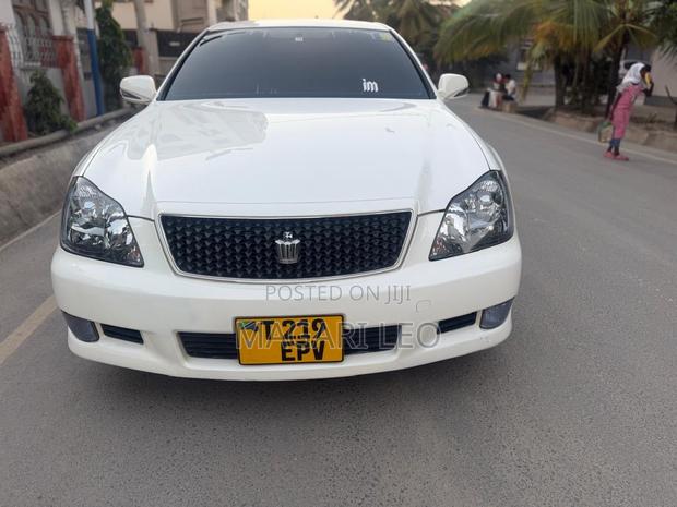 Toyota Crown Royale 2005 White