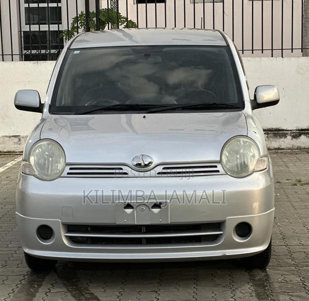Toyota Sienta 2005 Silver