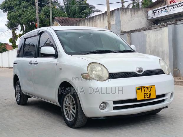 Toyota Sienta 2005 White