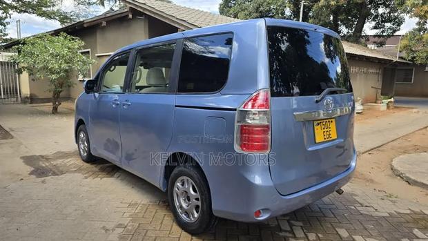 Toyota Noah 2009 Blue