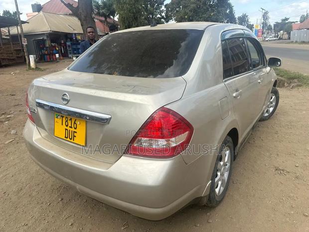 Nissan Tiida 2010 Silver