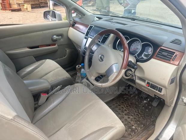 Nissan Tiida 2010 Silver
