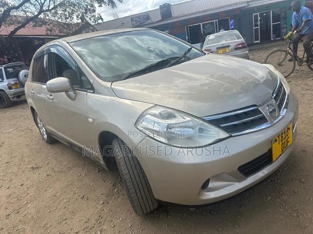 Nissan Tiida 2010 Silver