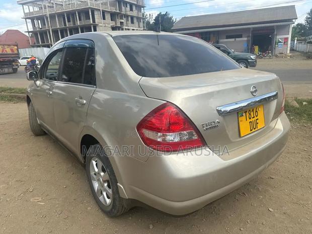 Nissan Tiida 2010 Silver