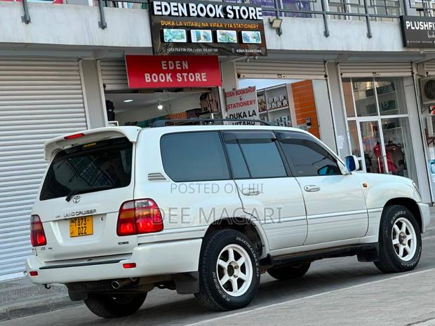 Toyota Land Cruiser 1996 White