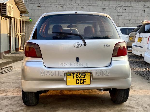 Toyota Vitz 2000 Silver