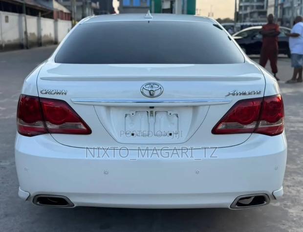 Toyota Crown 2009 White
