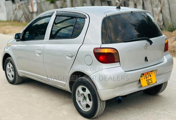 Toyota Vitz 2002 Silver