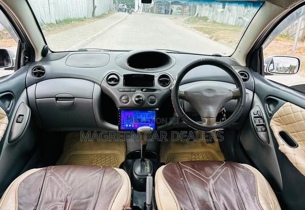 Toyota Vitz 2002 Silver