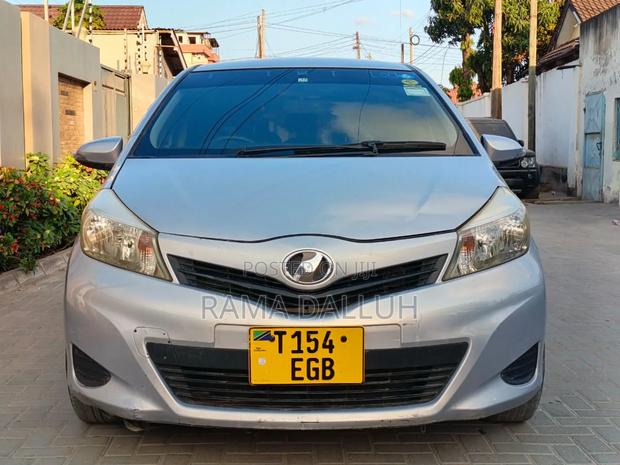 Toyota Vitz 2012 Silver