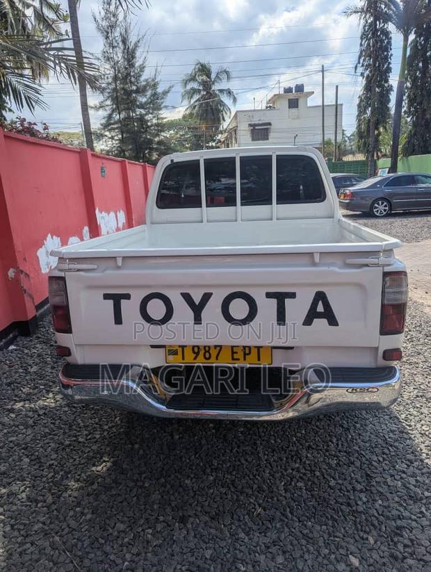Toyota Hilux 2003 White