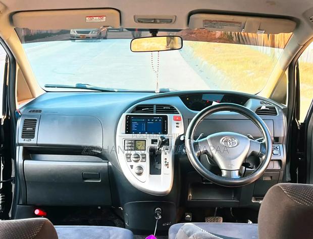 Toyota Ractis 2006 Black