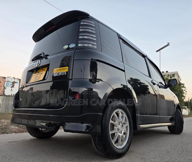 Toyota Sienta 2007 Black