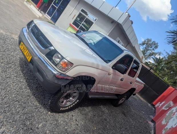 Toyota Hilux 2003 White
