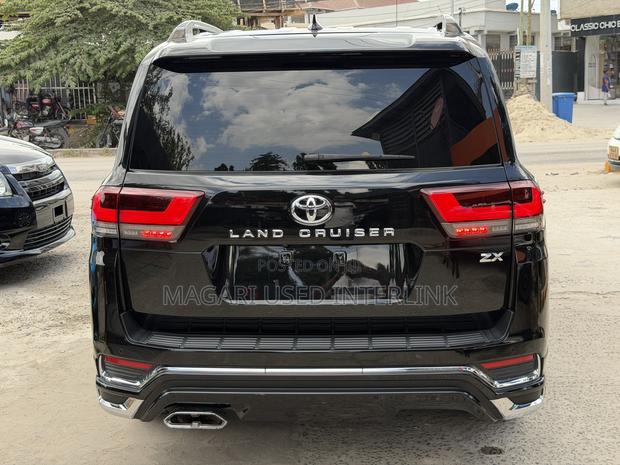 Toyota Land Cruiser LC300 2023 Black