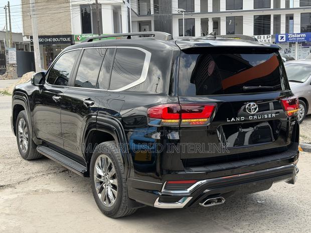 Toyota Land Cruiser LC300 2023 Black