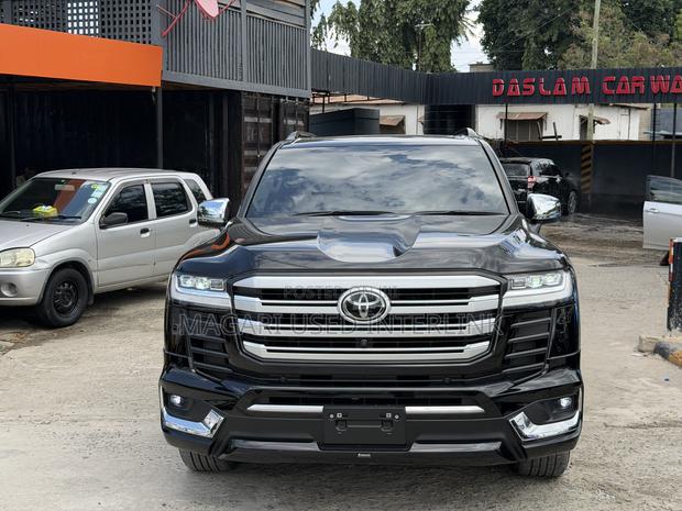 Toyota Land Cruiser LC300 2023 Black