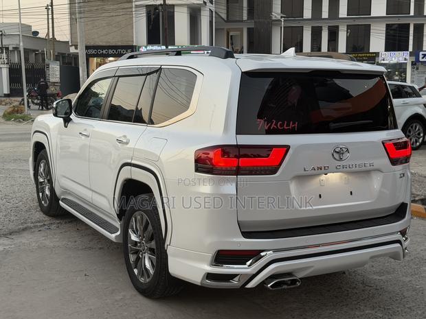 Toyota Land Cruiser LC300 2024 Pearl