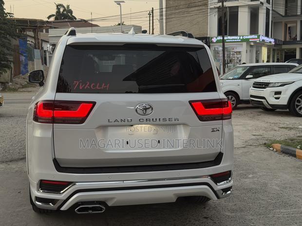 Toyota Land Cruiser LC300 2024 Pearl