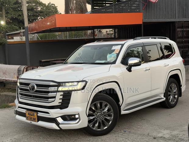 Toyota Land Cruiser LC300 2024 Pearl
