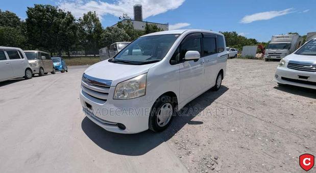 Toyota Noah 2010 Pearl