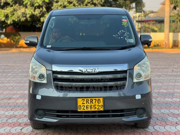 Toyota Noah 2.0 143hp AWD (7 Seater) 2008 Gray