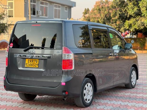 Toyota Noah 2.0 143hp AWD (7 Seater) 2008 Gray