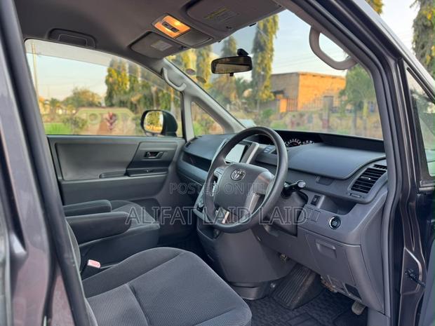 Toyota Noah 2.0 143hp AWD (7 Seater) 2008 Gray