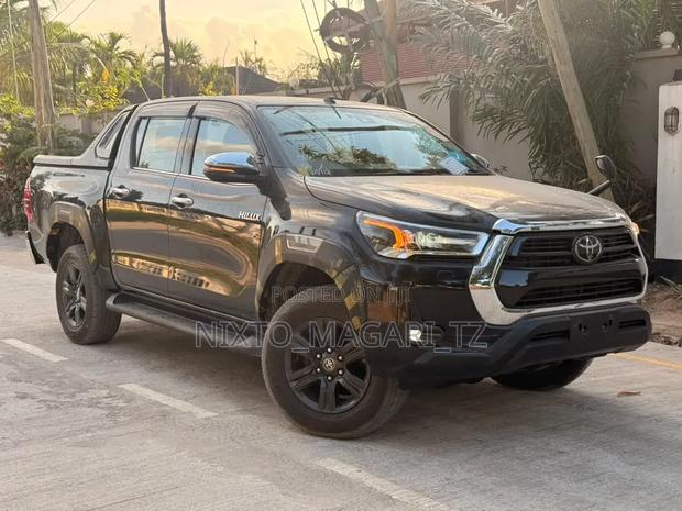 Toyota Hilux 2021 Black