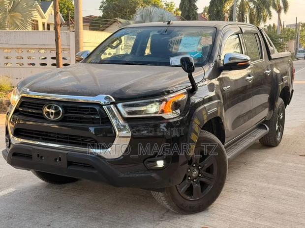 Toyota Hilux 2021 Black