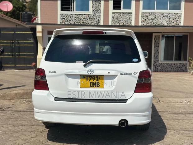 Toyota Kluger 2005 White