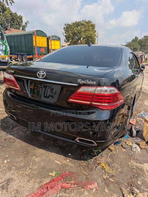 Toyota Crown 2010 Black