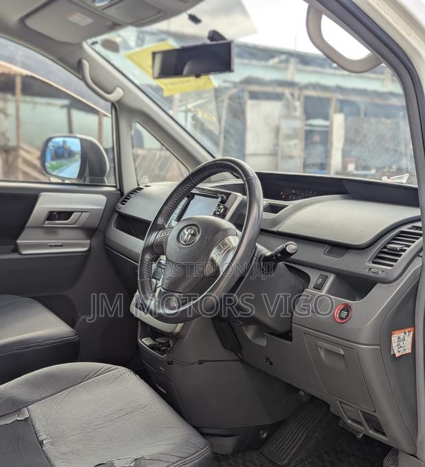 Toyota Voxy 2009 Pearl