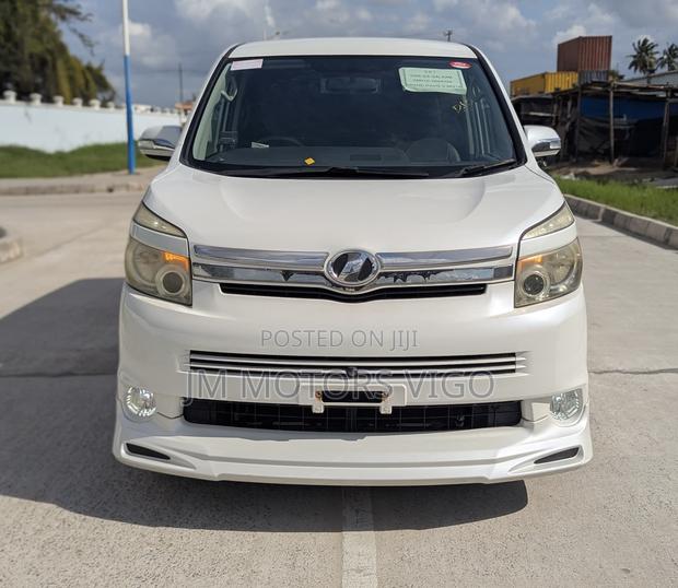 Toyota Voxy 2009 Pearl