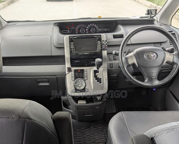 Toyota Voxy 2009 Pearl