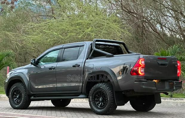 Toyota Hilux 2023 Gray