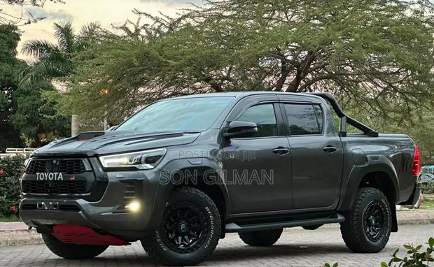 Toyota Hilux 2023 Gray