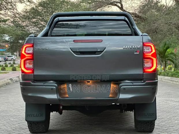 Toyota Hilux 2023 Gray