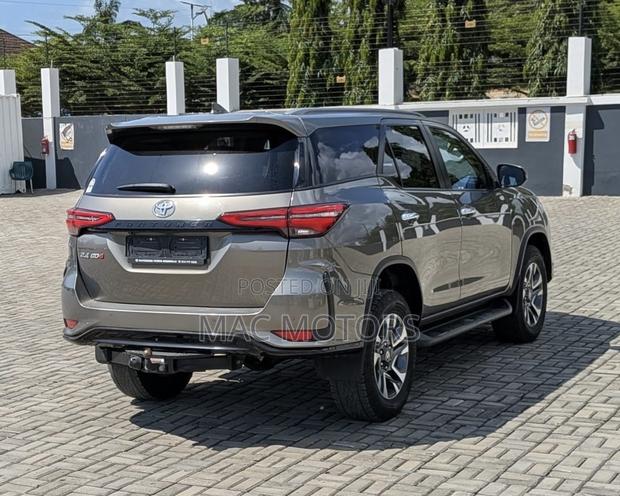 Toyota Fortuner 2.4 D RWD 2024 Gray