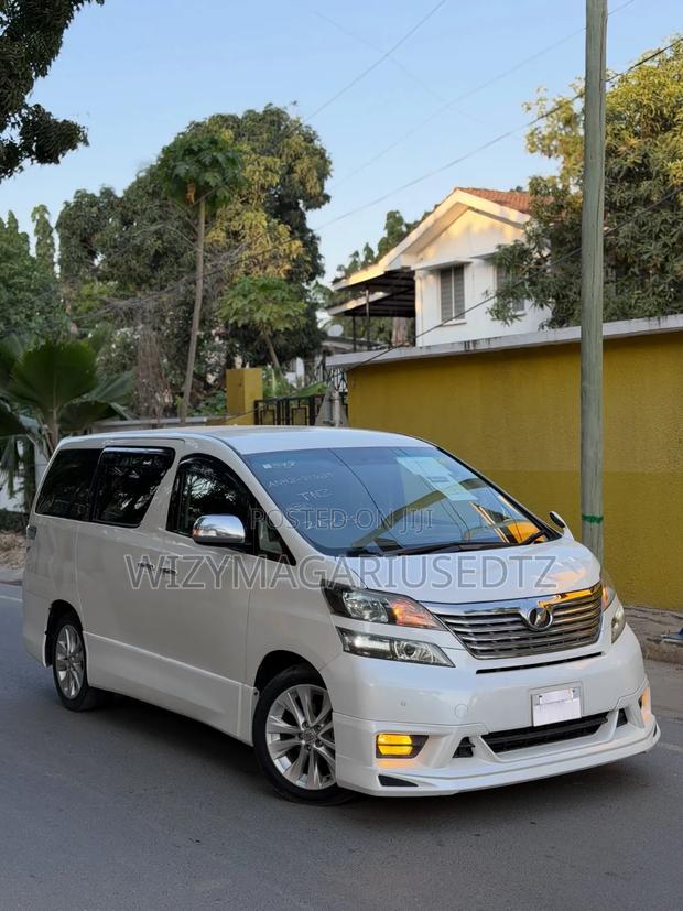 Toyota Vellfire 2011 Off white